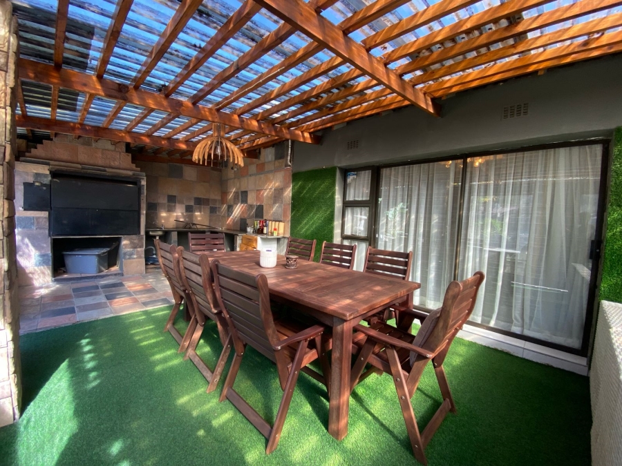 6 Bedroom Property for Sale in Protea Park North West
